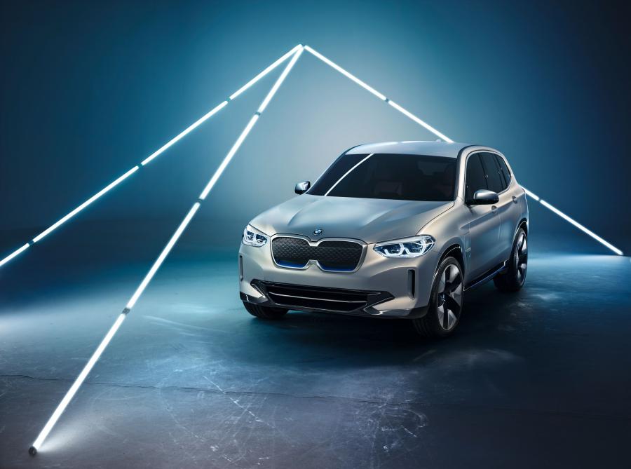 BMW Concept iX3 2018 года  (фото 3 из 17)